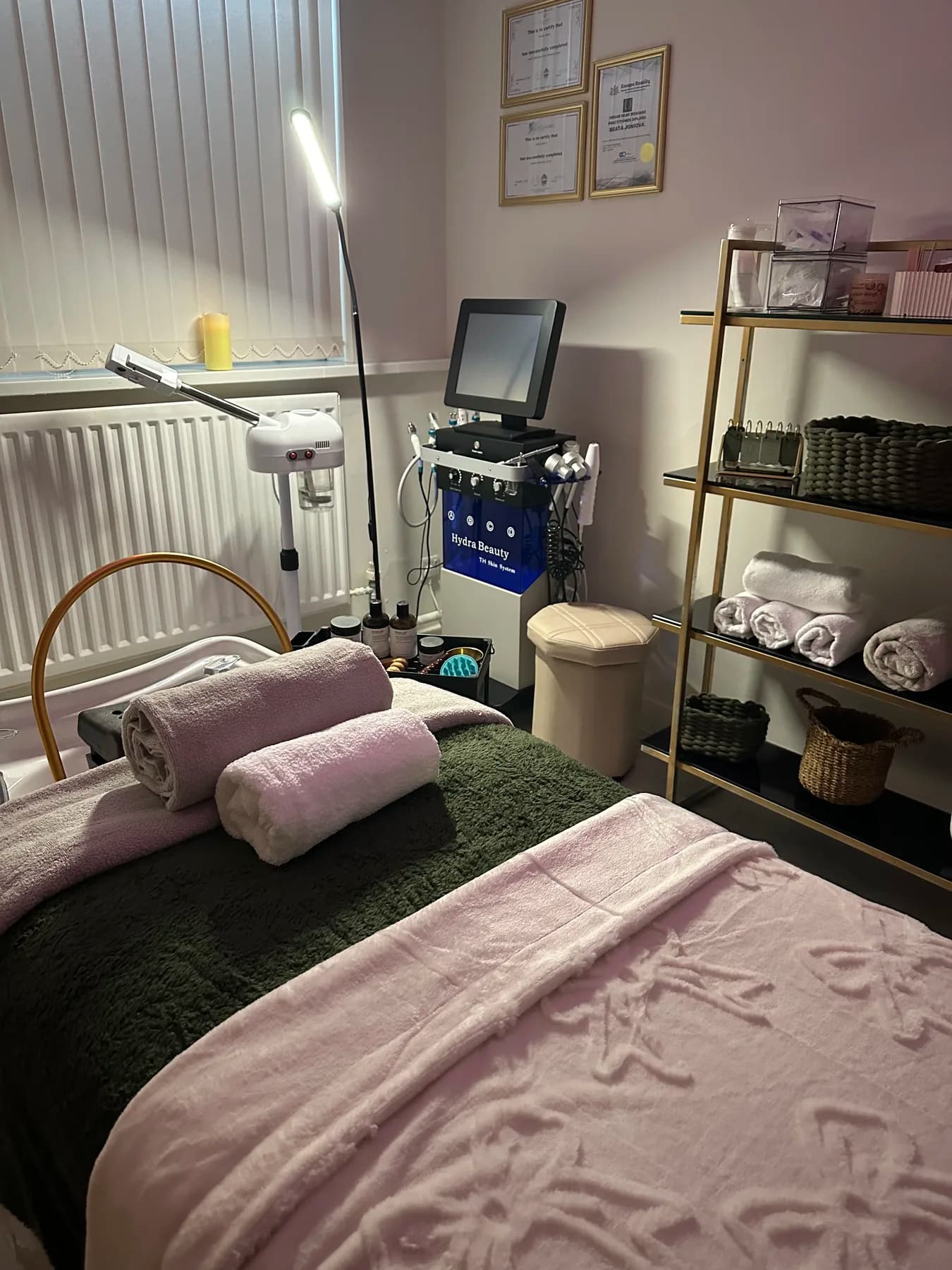 Treatment room overview pink towels