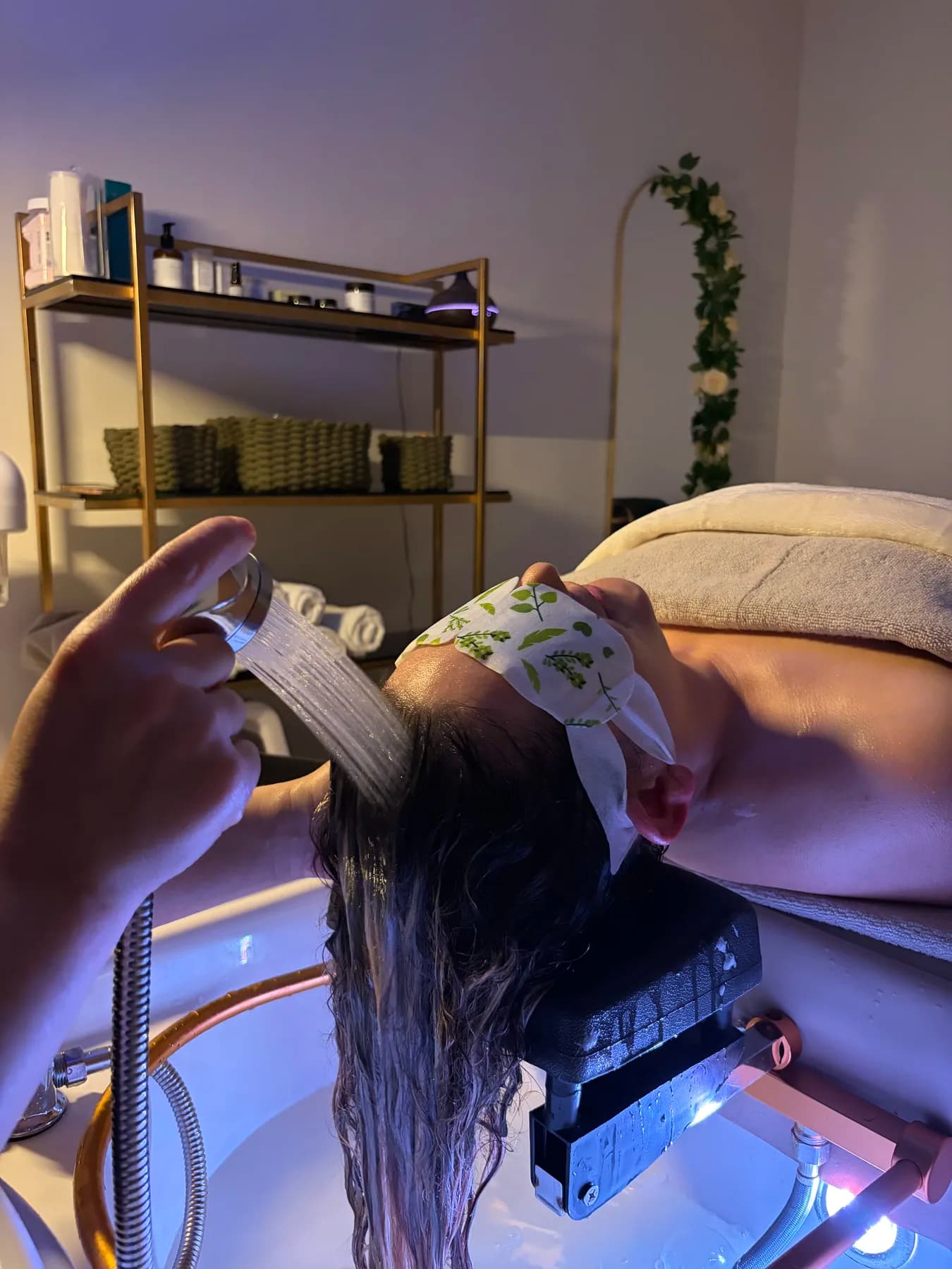 Spray rinse during the essential head spa