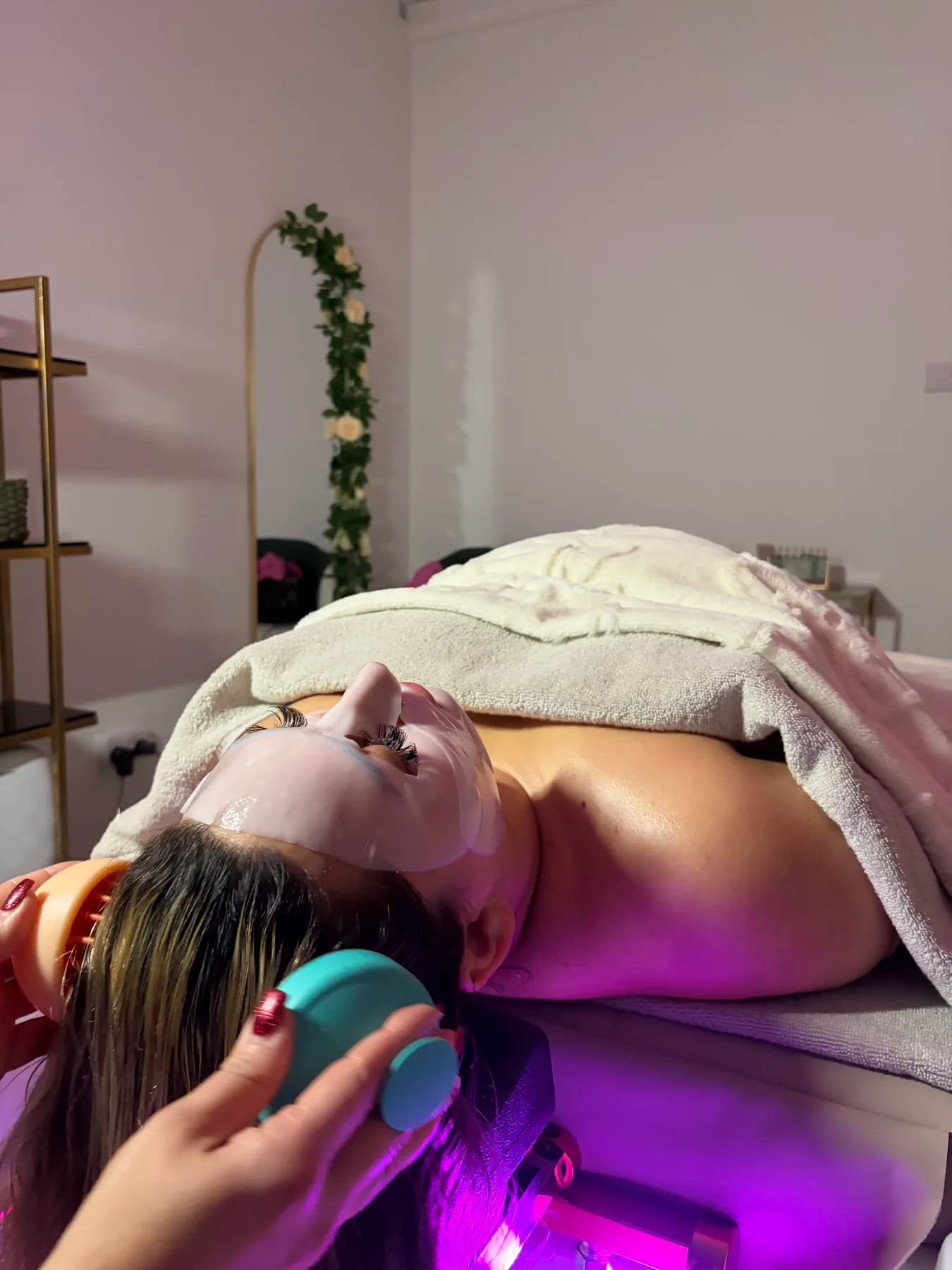 Aromatherapy steam during a head spa treatment